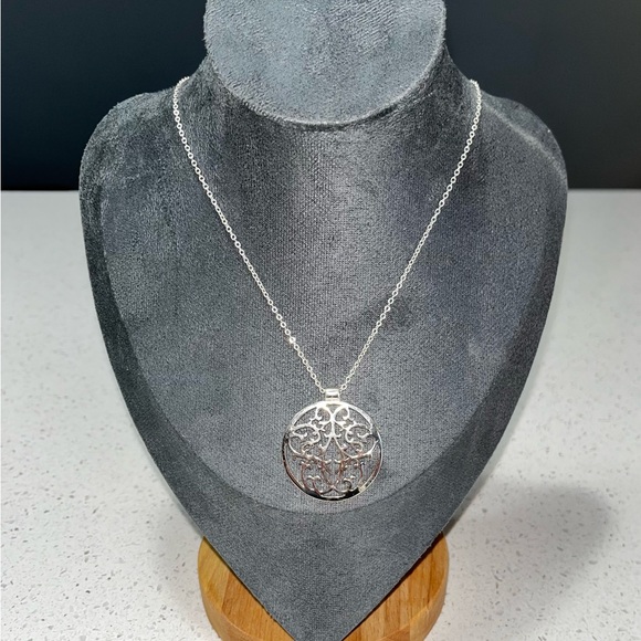 Beautiful Silver Tone Filigree Medallion Pendant Necklace 18” + 2” Extender - Picture 2 of 5